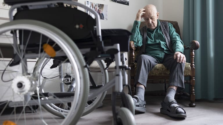 Ein alter Mann sitzt in einem Pflegeheim (Symbolfoto): Ende 2021 waren 42.000 Menschen in Bremen auf Pflege angewiesen