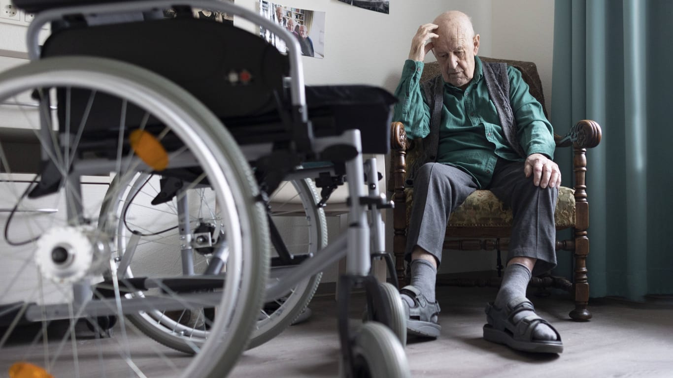 Ein alter Mann sitzt in einem Pflegeheim (Symbolfoto): Ende 2021 waren 42.000 Menschen in Bremen auf Pflege angewiesen