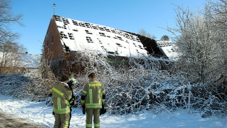 Das Dach einer Scheune in Cluvenhagen ist unter Schneelast eingestürzt: Anwohner waren in Sorge, weil das Gebäude von einer Person bewohnt wurde.
