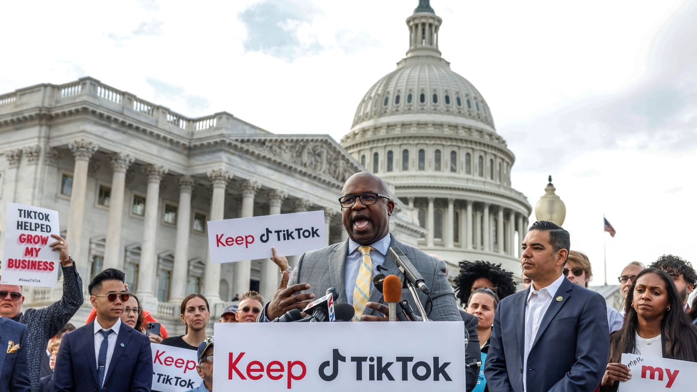TikTok soll bleiben: Nutzer und einige Abgeordnete protestieren vor dem US-Kongress.