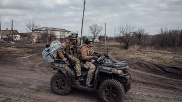 Zwei ukrainische Soldaten fahren an die Front.