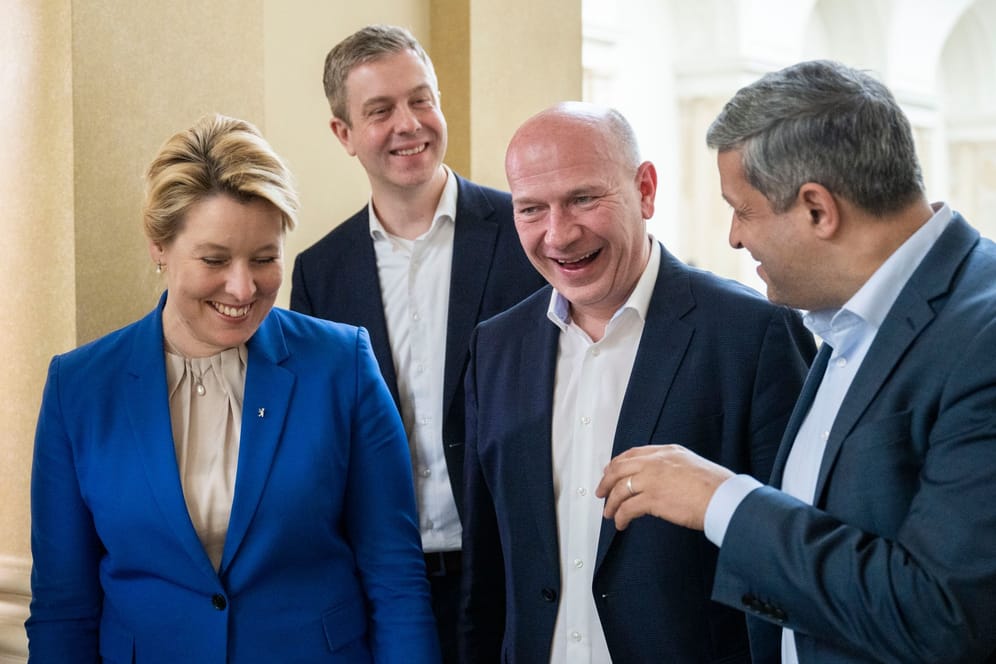 Franziska Giffey (SPD, l-r), Stefan Evers (CDU), Kai Wegner (CDU), Raed Saleh (SPD): Die Koalitionsverhandlungen sind laut der CDU und SPD auf einem guten Weg.