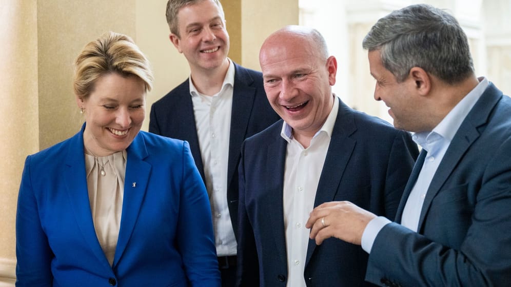 Franziska Giffey (SPD, l-r), Stefan Evers (CDU), Kai Wegner (CDU), Raed Saleh (SPD): Die Koalitionsverhandlungen sind laut der CDU und SPD auf einem guten Weg.
