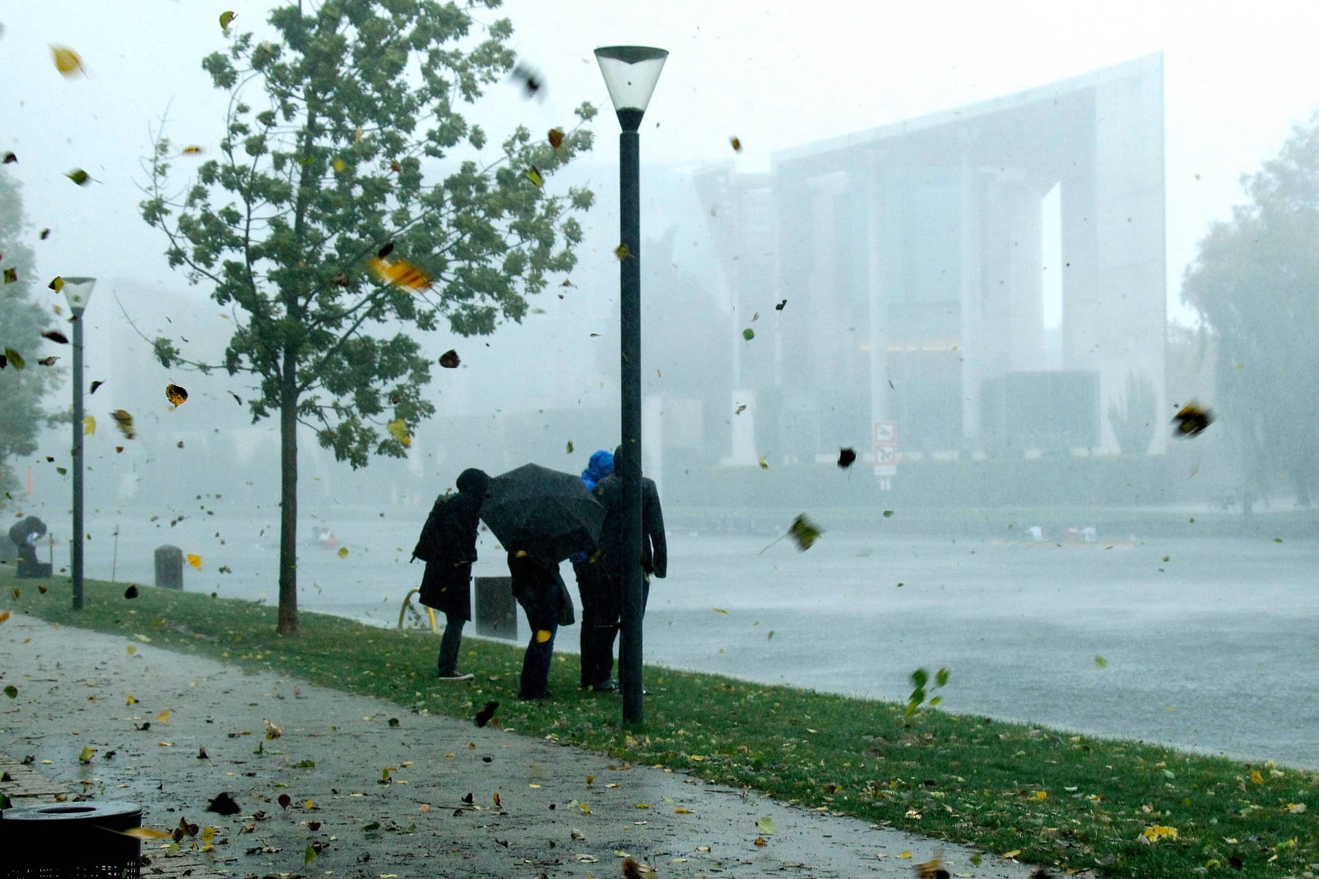 Sturm in Berlin (Archivbild): Der Bundeshauptstadt stehen windige Tage bevor.