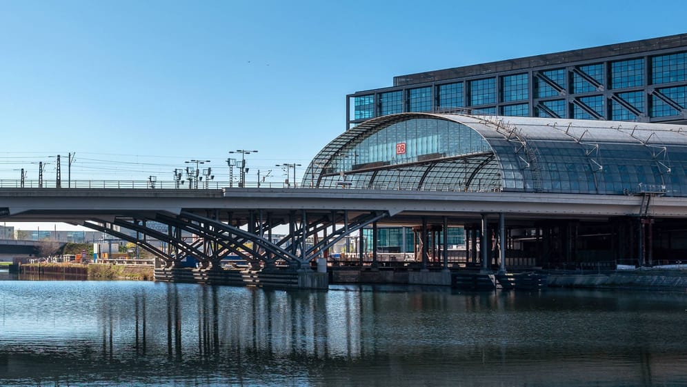 Die Humboldthafenbrücke am Hauptbahnhof (Archivbild): Die Schäden sind größer als angenommen.