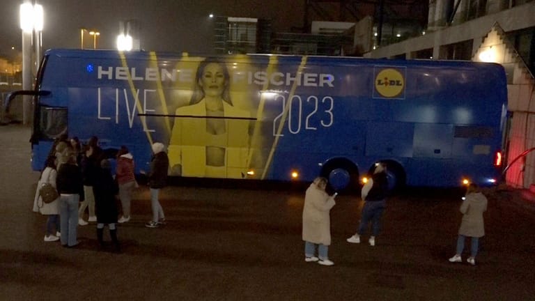 Fans haben sich vor dem Tourbus der Sängerin Helene Fischer vor der ÖVB-Arena in Bremen versammelt. Die Enttäuschung dürfte groß sein.
