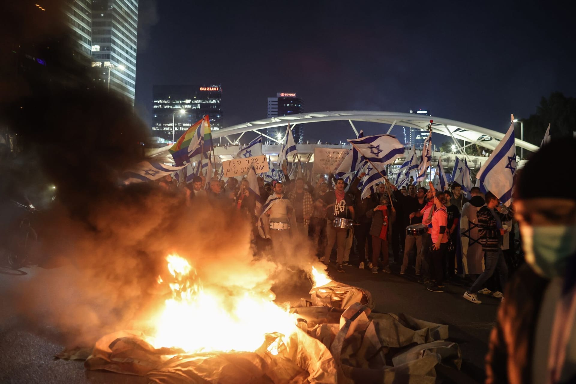 Israelische Demonstranten gehen auf die Straße, nachdem Premierminister Benjamin Netanjahu die Entlassung von Verteidigungsminister Yoav Galant angekündigt hat.