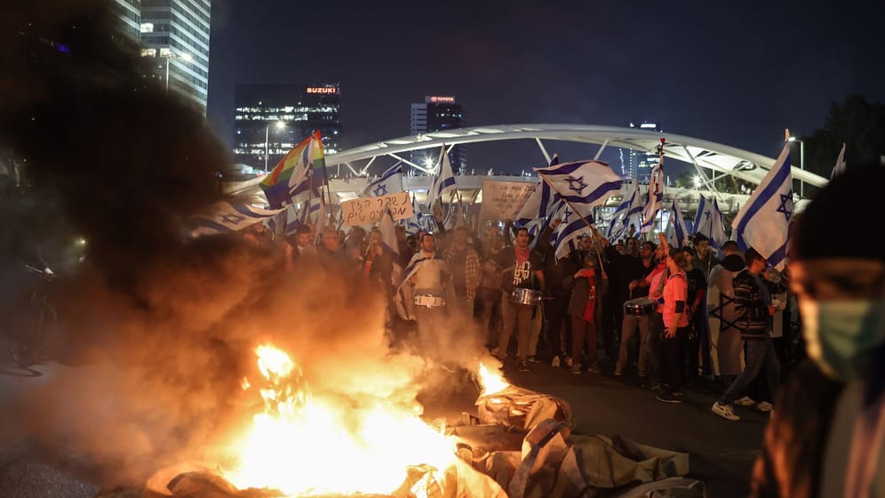 Israelische Demonstranten gehen auf die Straße, nachdem Premierminister Benjamin Netanjahu die Entlassung von Verteidigungsminister Yoav Galant angekündigt hat.