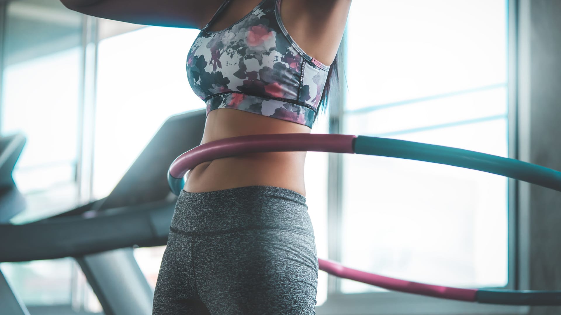 Frau beim Hula-Hoop-Training