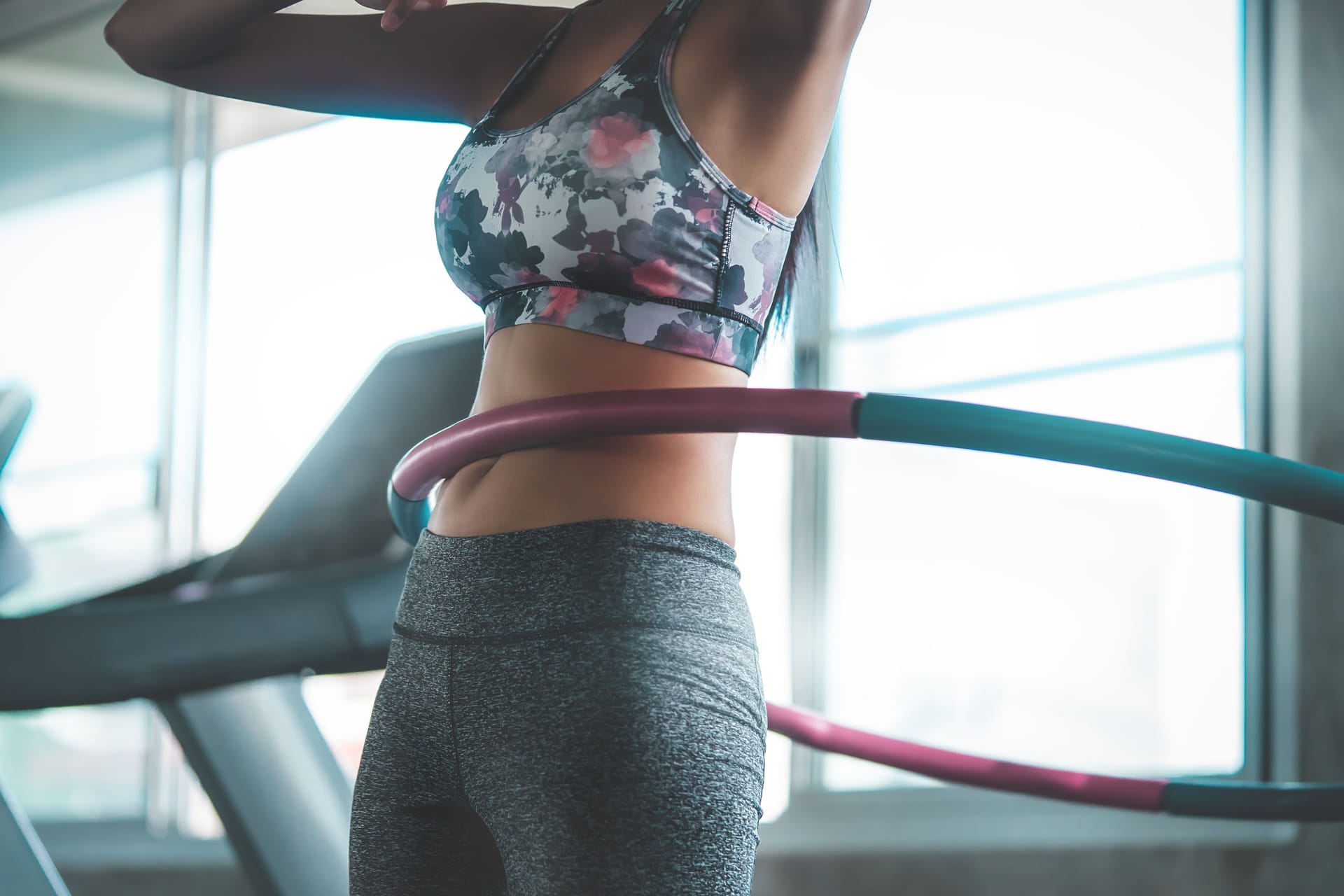 Frau beim Hula-Hoop-Training