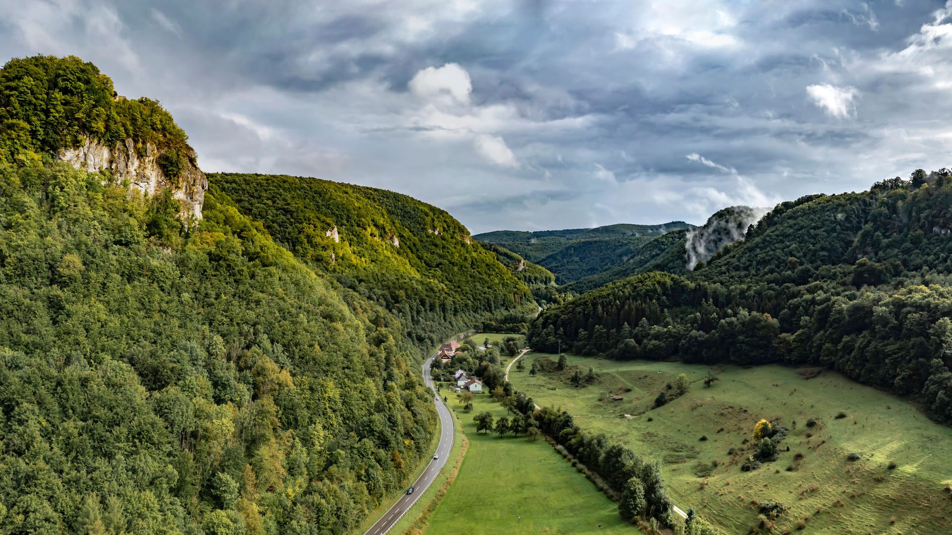 Die Hügel der Schwäbische Alb bei Bad Urach: Die Woche beginnt in Baden-Württemberg wolkig, im Verlauf zeigt sich immer häufiger die Sonne. Die Hügel der Schwäbische Alb bei Bad Urach: Die Woche beginnt in Baden-Württemberg wolkig, im Verlauf zeigt sich immer häufiger die Sonne.