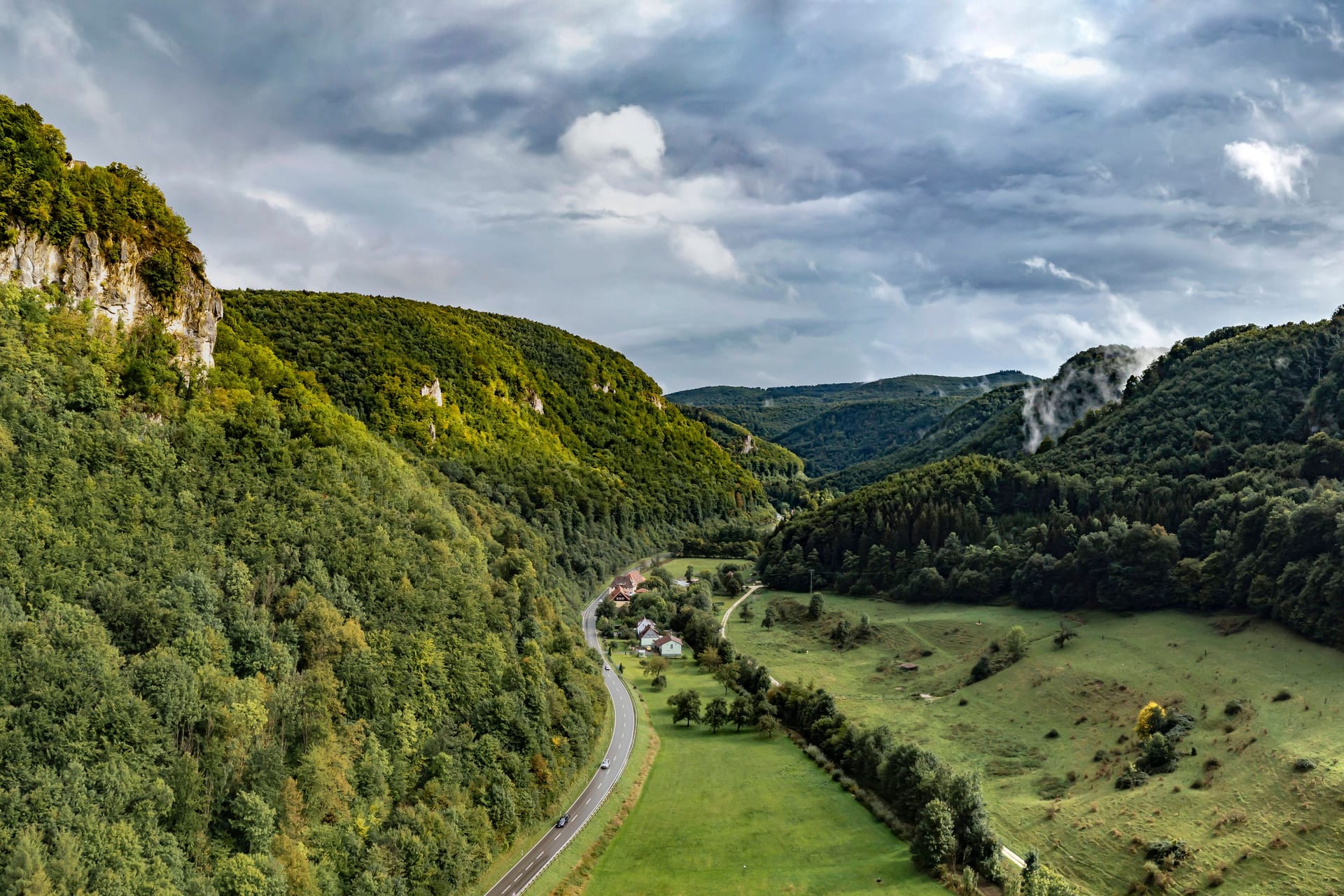 Die Hügel der Schwäbische Alb bei Bad Urach: Die Woche beginnt in Baden-Württemberg wolkig, im Verlauf zeigt sich immer häufiger die Sonne.