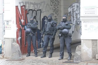 Polizisten am Mittwochmorgen in Leipzig: Mehrere Wohnungen wurden durchsucht.