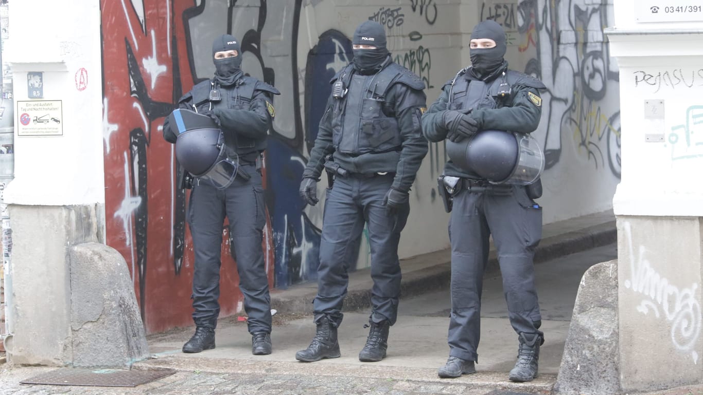 Polizisten am Mittwochmorgen in Leipzig: Mehrere Wohnungen wurden durchsucht.