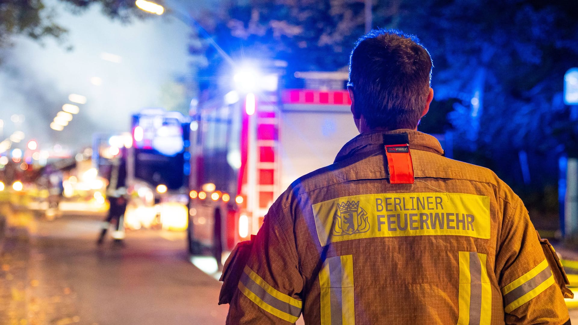 Feuerwehrmann im Einsatz (Archivbild): In Berlin ist ein ehrenamtlicher Kollege aus dem Dienst entfernt worden. Feuerwehrmann im Einsatz (Archivbild): In Berlin ist ein ehrenamtlicher Kollege aus dem Dienst entfernt worden.