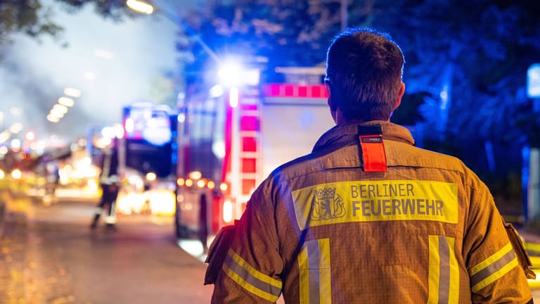 Feuerwehrmann im Einsatz (Archivbild): In Berlin ist ein ehrenamtlicher Kollege aus dem Dienst entfernt worden.