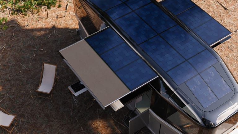 Sonnenanbeter: Mit seinen Solarmodulen tankt der Wohnwagen zusätzliche Energie.