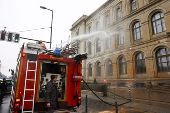 Das Feuerwehrauto vor dem Verkehrsministerium: Aktivisten besprühten den Amtssitz von Volker Wissing.