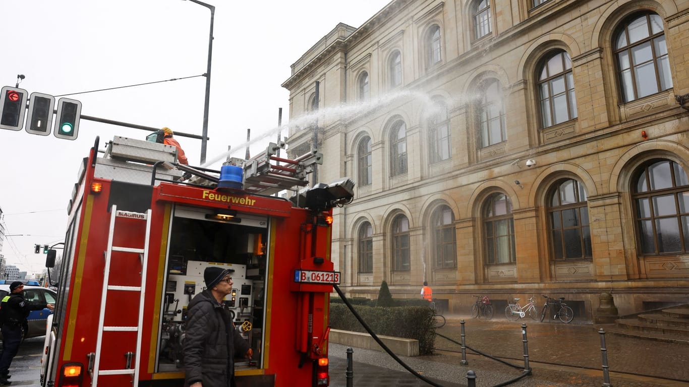 Das Feuerwehrauto vor dem Verkehrsministerium: Aktivisten besprühten den Amtssitz von Volker Wissing.