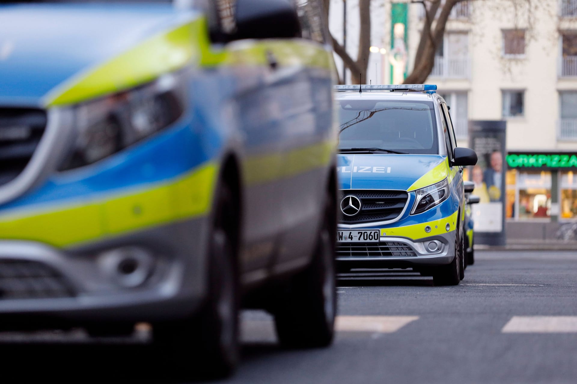 Autos der Polizei an einer Polizeiwache (Archivbild): Nach dem Fund eines toten Säuglings wurde die Mutter einem Haftrichter vorgeführt.