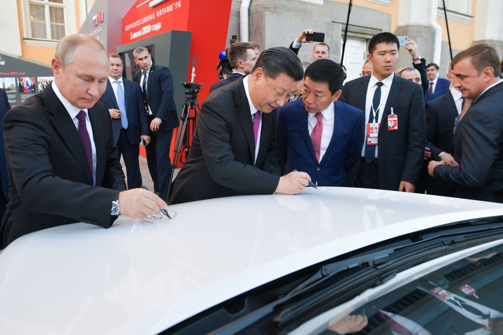 Bei der Eröffnung der neuen Haval-Autofabrik von Great Wall Motors in der russischen Region Tula geben Putin und Xi Autogramme auf einem Haval F7.