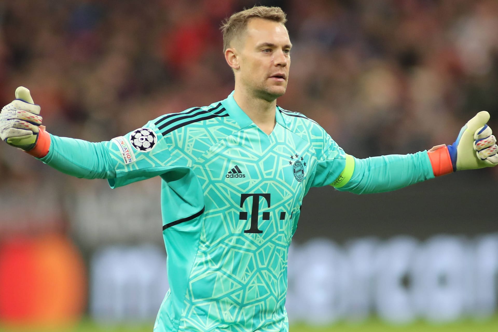 Manuel Neuer: In Spielkleidung der Bayern wird der Torwart noch länger nicht zu sehen sein.