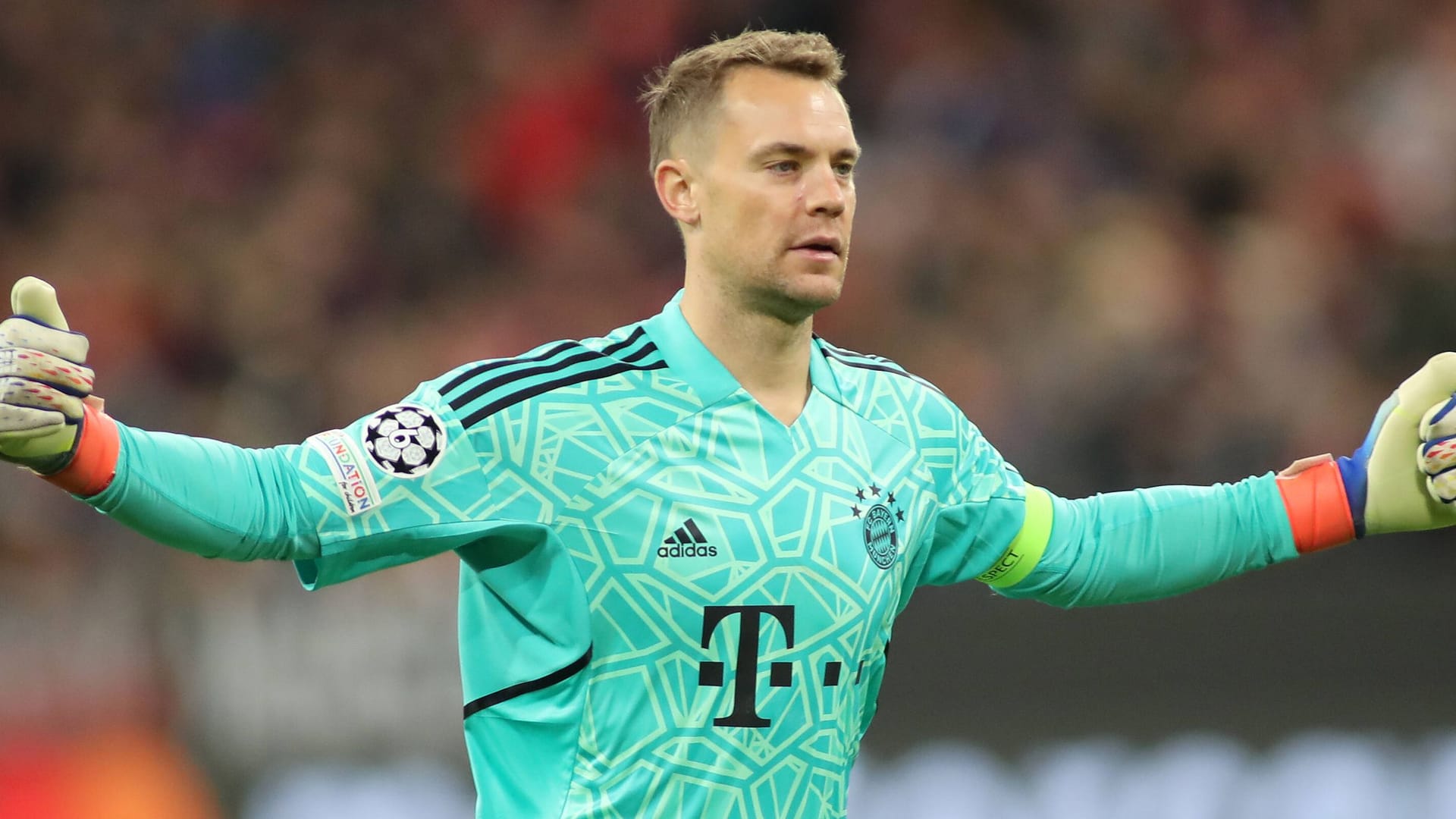 Manuel Neuer: In Spielkleidung der Bayern wird der Torwart noch länger nicht zu sehen sein.