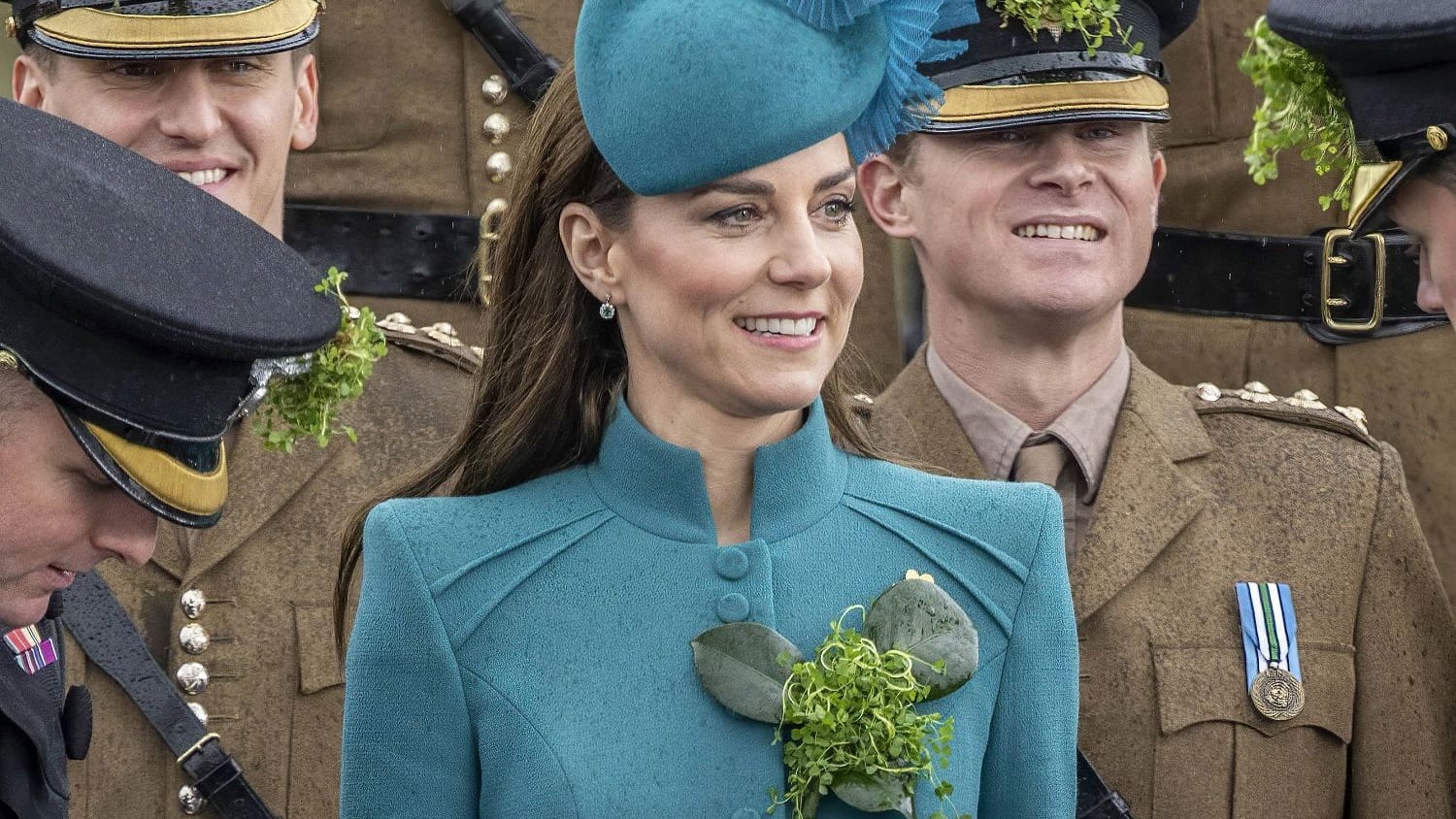 2023: Prinzessin Kate wählte dieses Mal ein Mantelkleid in einem dunklen Türkis.