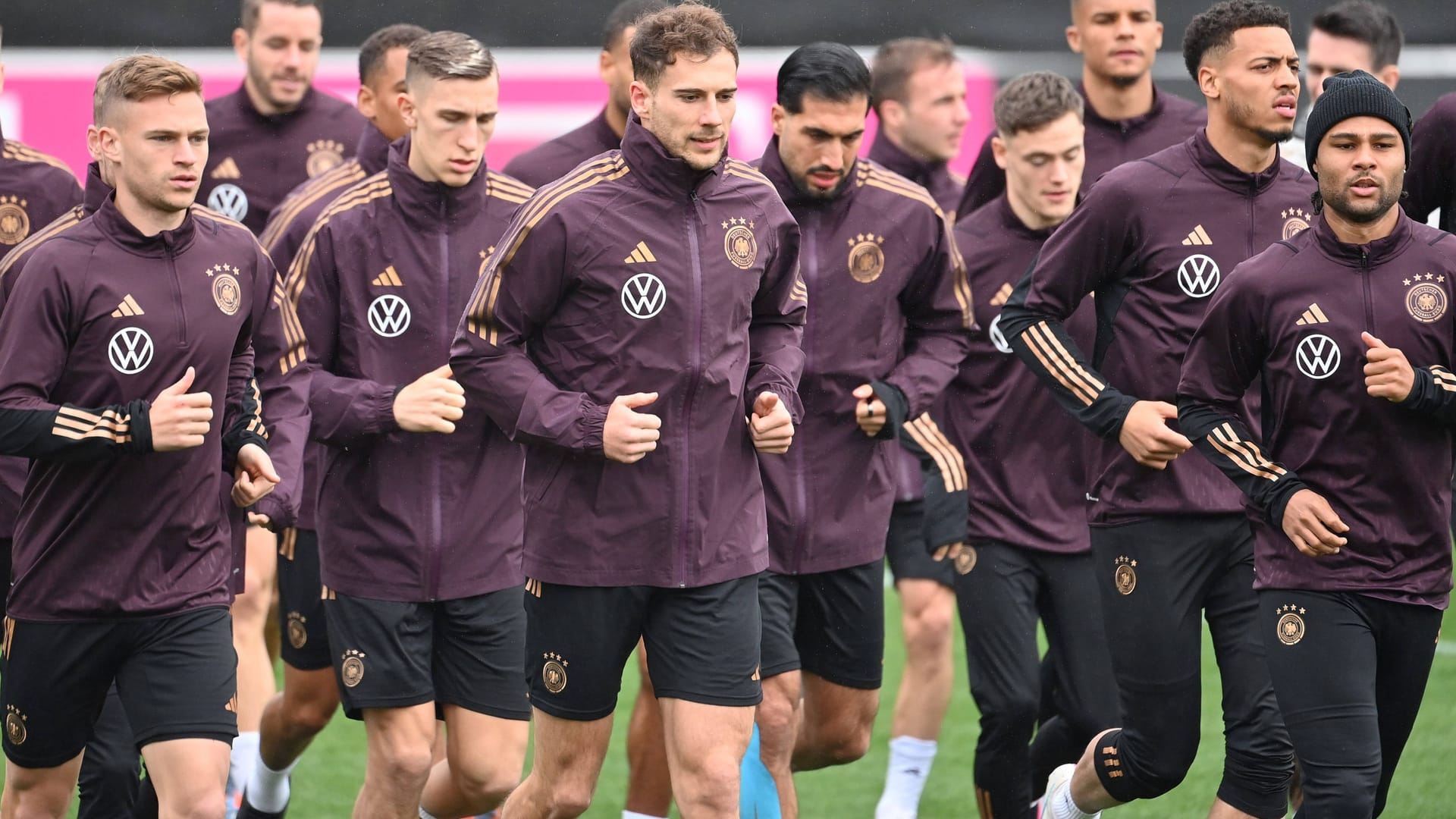 Joshua Kimmich (l.), Leon Goretzka (m.) und Serge Gnabry (r. mit Mütze) liefen beim Warmmachen an der Spitze.