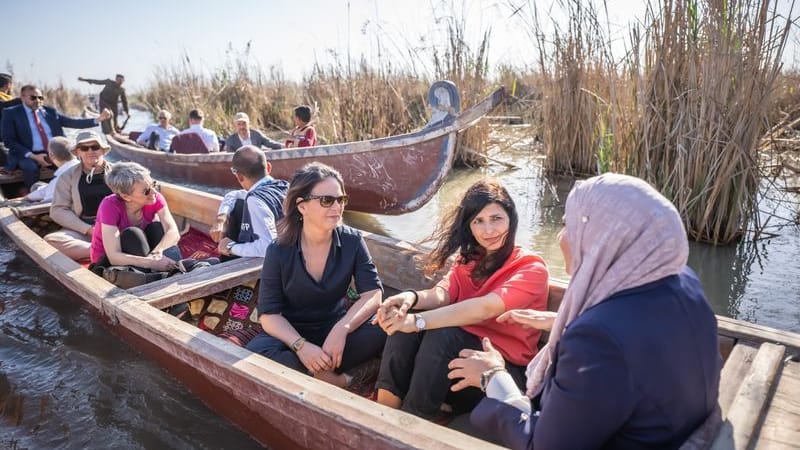 Basra: Baerbock fährt mit einem Boot durch die Marschen im Südirak.