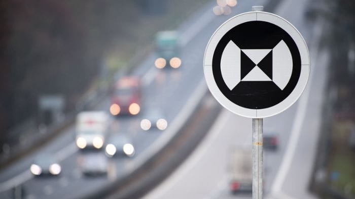 Landmarkenschild: Das Verkehrszeichen ist zwischen Pfaffenhofen und Kreuz Holledau zu finden – und sonst nirgendwo.