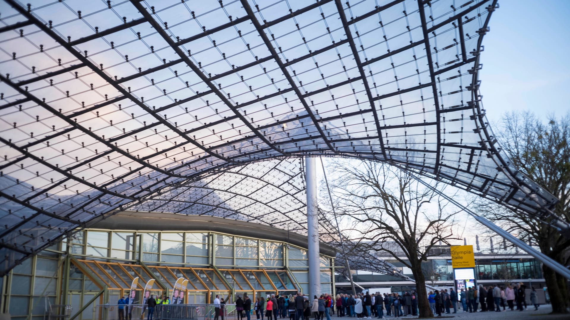 Der Eingang der Olympiahalle in München (Archivbild): Hier soll am 21. Mai auch Roger Waters auftreten.