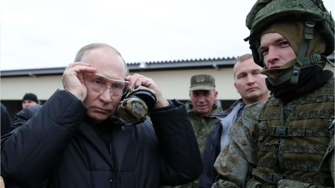 Wladimir Putin bei einem Truppenbesuch (Archivbild): Er will Atomraketen an der Nato-Grenze aufstellen.