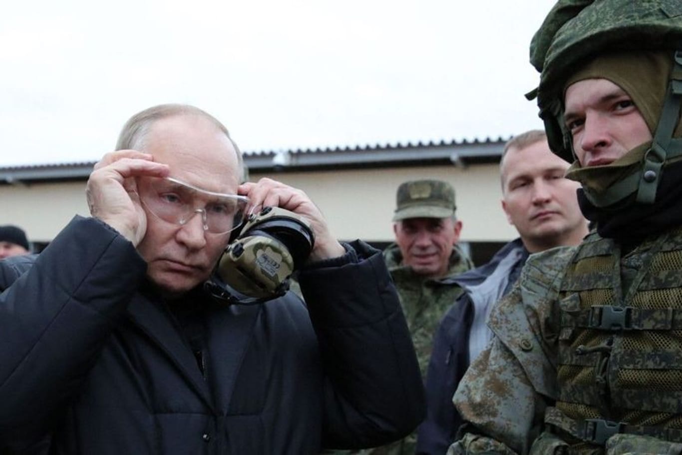Wladimir Putin bei einem Truppenbesuch (Archivbild): Er will Atomraketen an der Nato-Grenze aufstellen.