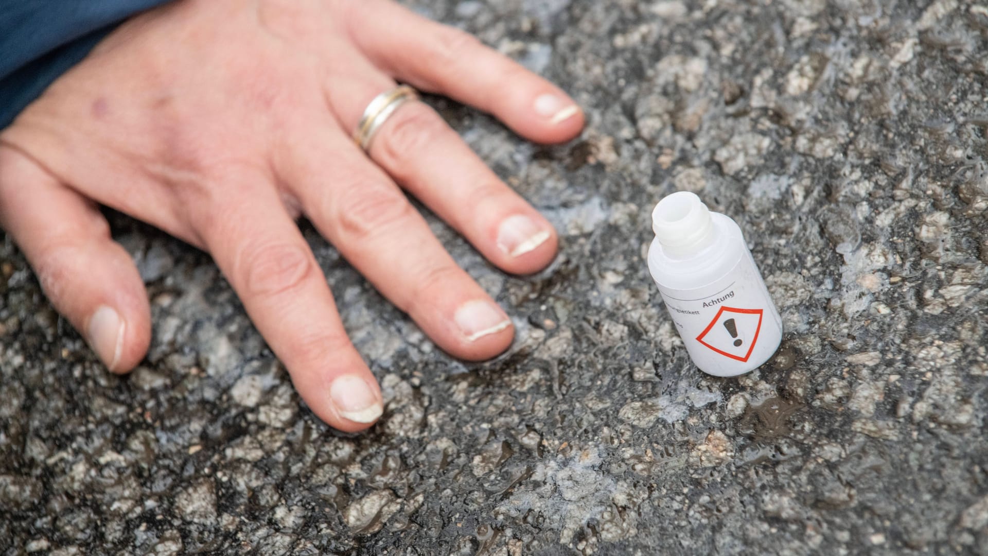 Mit Sekundenkleber fixierte Hand einer Klimaaktivistin (Symbolbild): Nach langer Zeit trat die "Letzte Generation" am Dienstag wieder in München auf der Straße in Erscheinung,