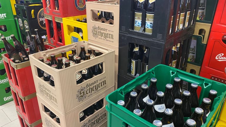 Gestapelte Bierkästen in einem Getränkemarkt in Bayern (Symbolbild): Geht es nach einigen Brauern, soll für das Pfand in Zukunft 10 Euro fällig werden.