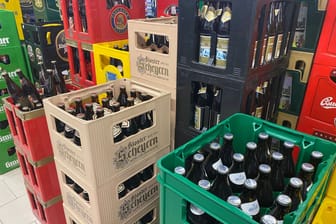 Gestapelte Bierkästen in einem Getränkemarkt in Bayern (Symbolbild): Geht es nach einigen Brauern, soll für das Pfand in Zukunft 10 Euro fällig werden.