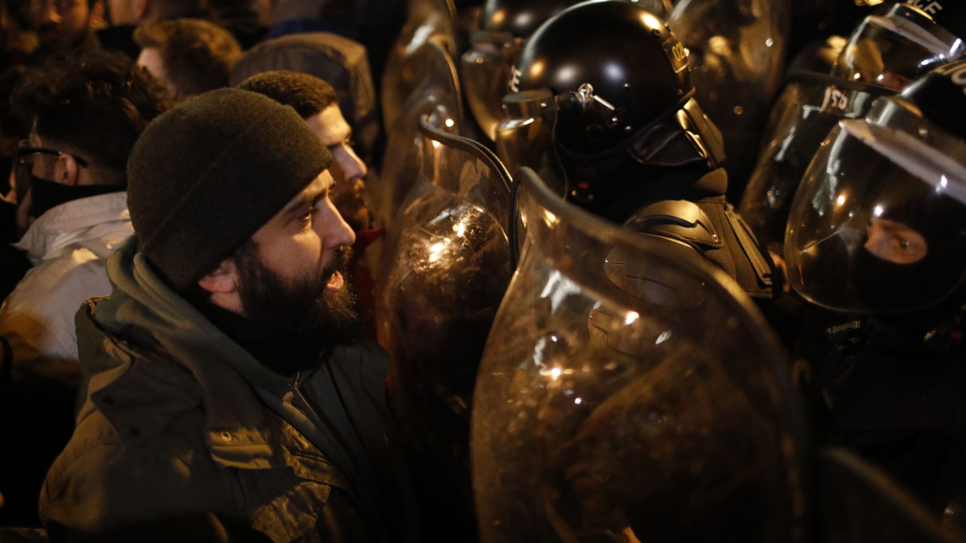 Proteste in Georgien: Demonstrierende gerieten am Dienstag in Tiflis mit der Polizei aneinander.