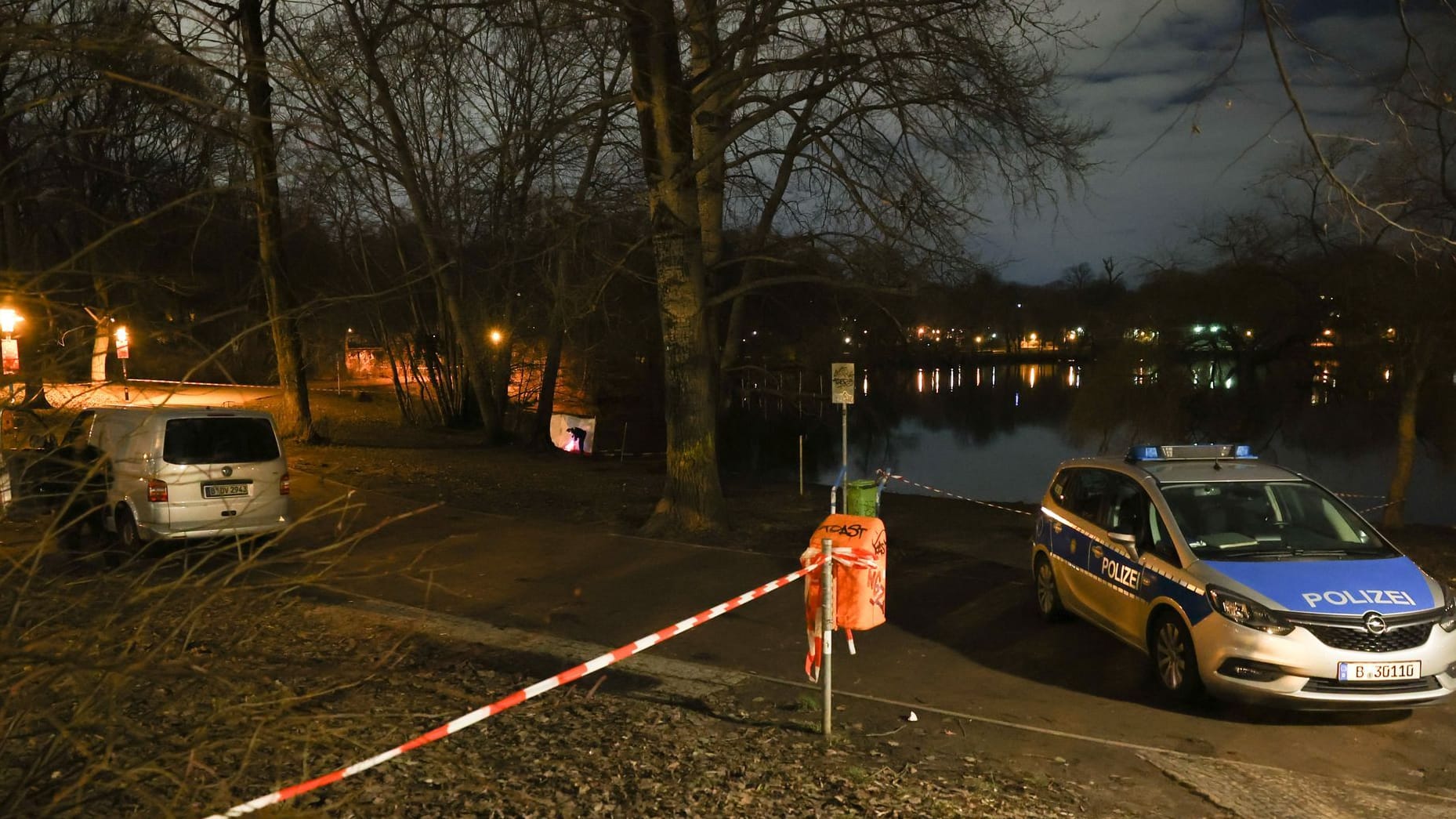 Fahrzeuge der Polizei am Ufer des Weißen Sees: Die Toten konnten identifiziert werden. Fahrzeuge der Polizei am Ufer des Weißen Sees: Die Toten konnten identifiziert werden.