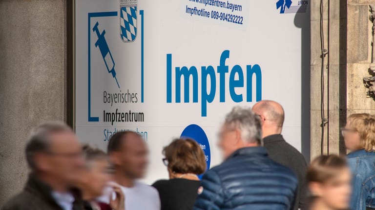 Impfzentrum in München (Symbolbild): Wer braucht jetzt noch Schutz?
