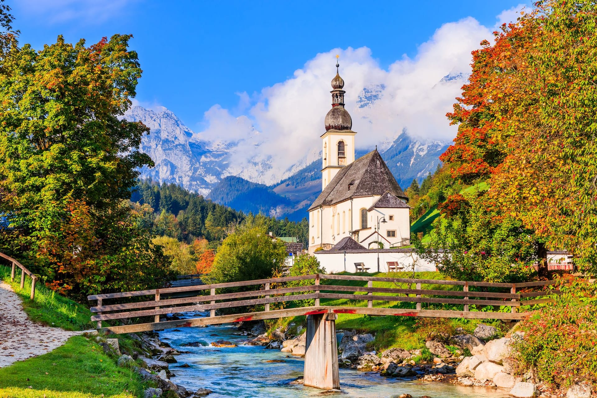 Die Pfarrkirche St. Sebastian in Ramsau bei Berchtesgaden an einem sonnigen Tag.