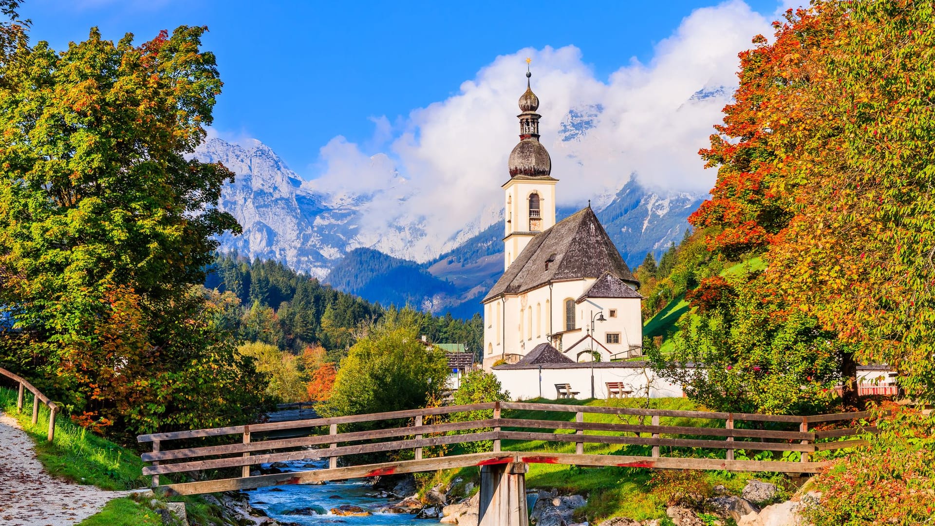 Die Pfarrkirche St. Sebastian in Ramsau bei Berchtesgaden an einem sonnigen Tag.