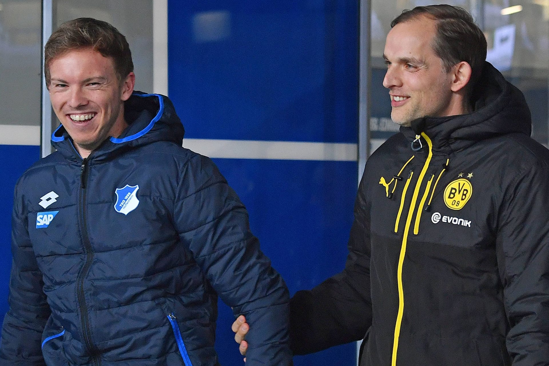 Julian Nagelsmann (links) und Thomas Tuchel am Rande eines Bundesliga-Spiels in Hoffenheim: Die beiden sind alte Weggefährten und verstanden sich offenbar meist gut.