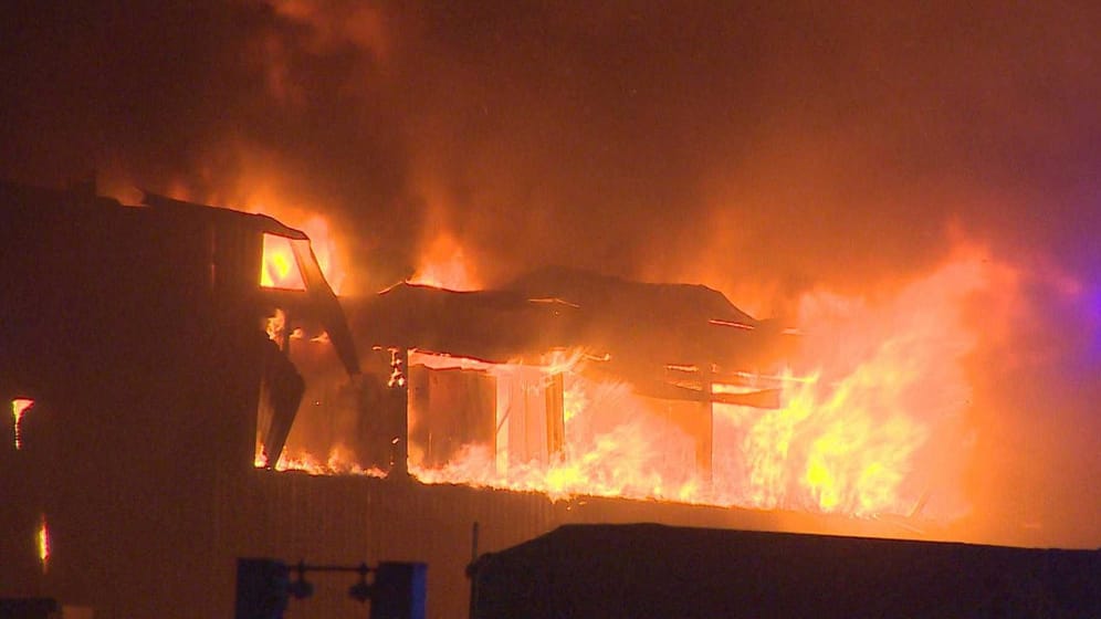 Die Halle in Flammen: Plötzlich zündeten Rauchgase durch.