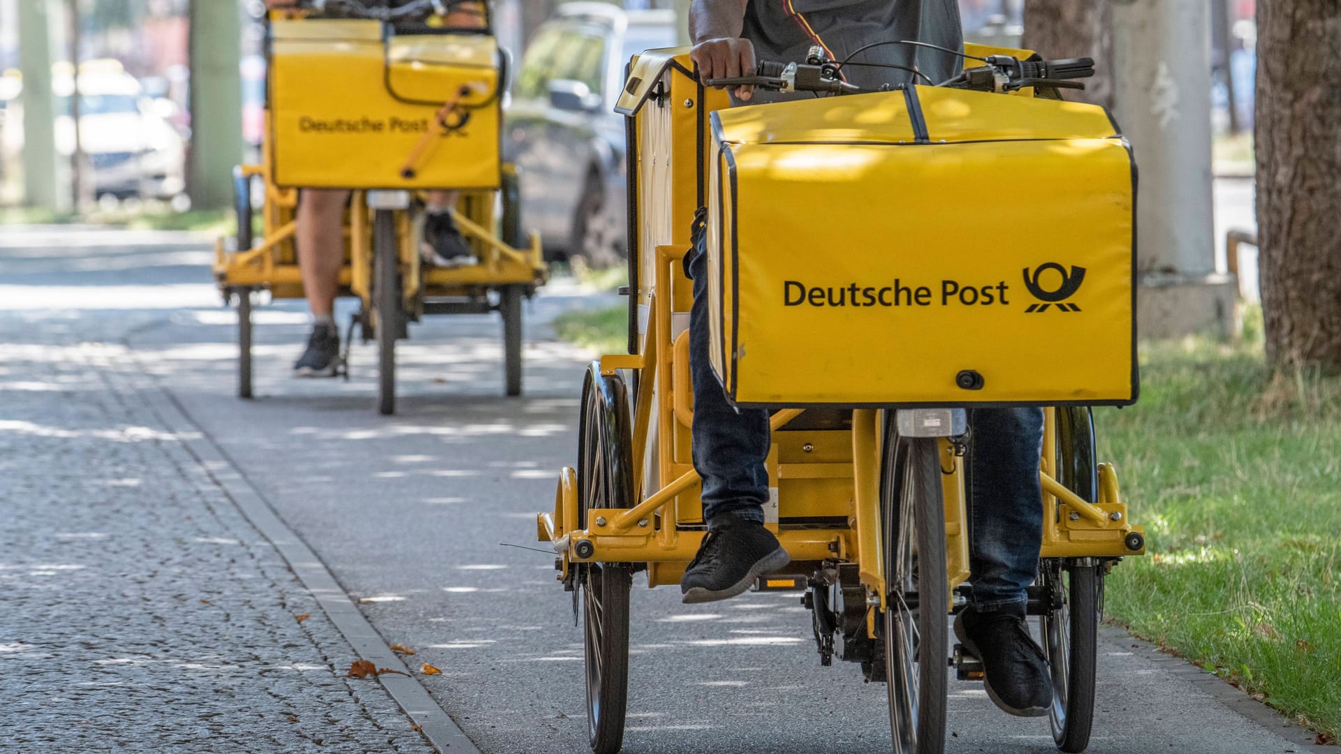 Postboten liefern die Post aus: Gewerkschaften fordern für die Mitarbeiter mehr Lohn.