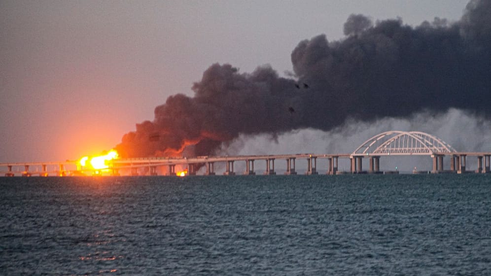 Flammen und Rauch steigen von der Krim-Brücke auf (Archivbild): Die Mehrheit der Ukrainer will die seit 2014 annektierte Halbinsel Krim militärisch befreien.