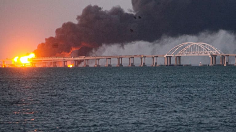 Flammen und Rauch steigen von der Krim-Brücke auf (Archivbild): Die Mehrheit der Ukrainer will die seit 2014 annektierte Halbinsel Krim militärisch befreien.