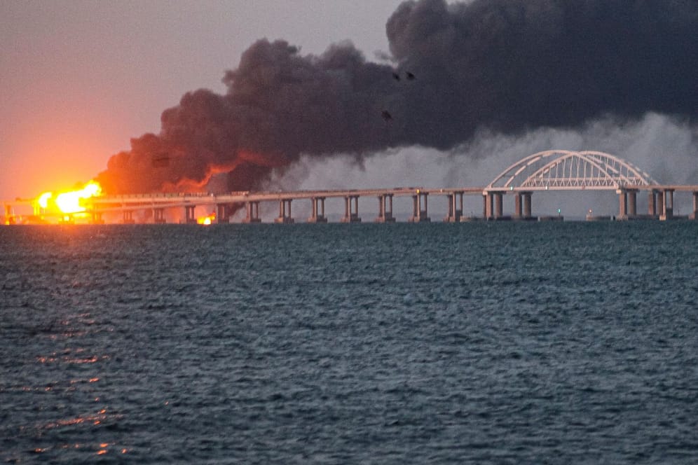 Flammen und Rauch steigen von der Krim-Brücke auf (Archivbild): Die Mehrheit der Ukrainer will die seit 2014 annektierte Halbinsel Krim militärisch befreien.