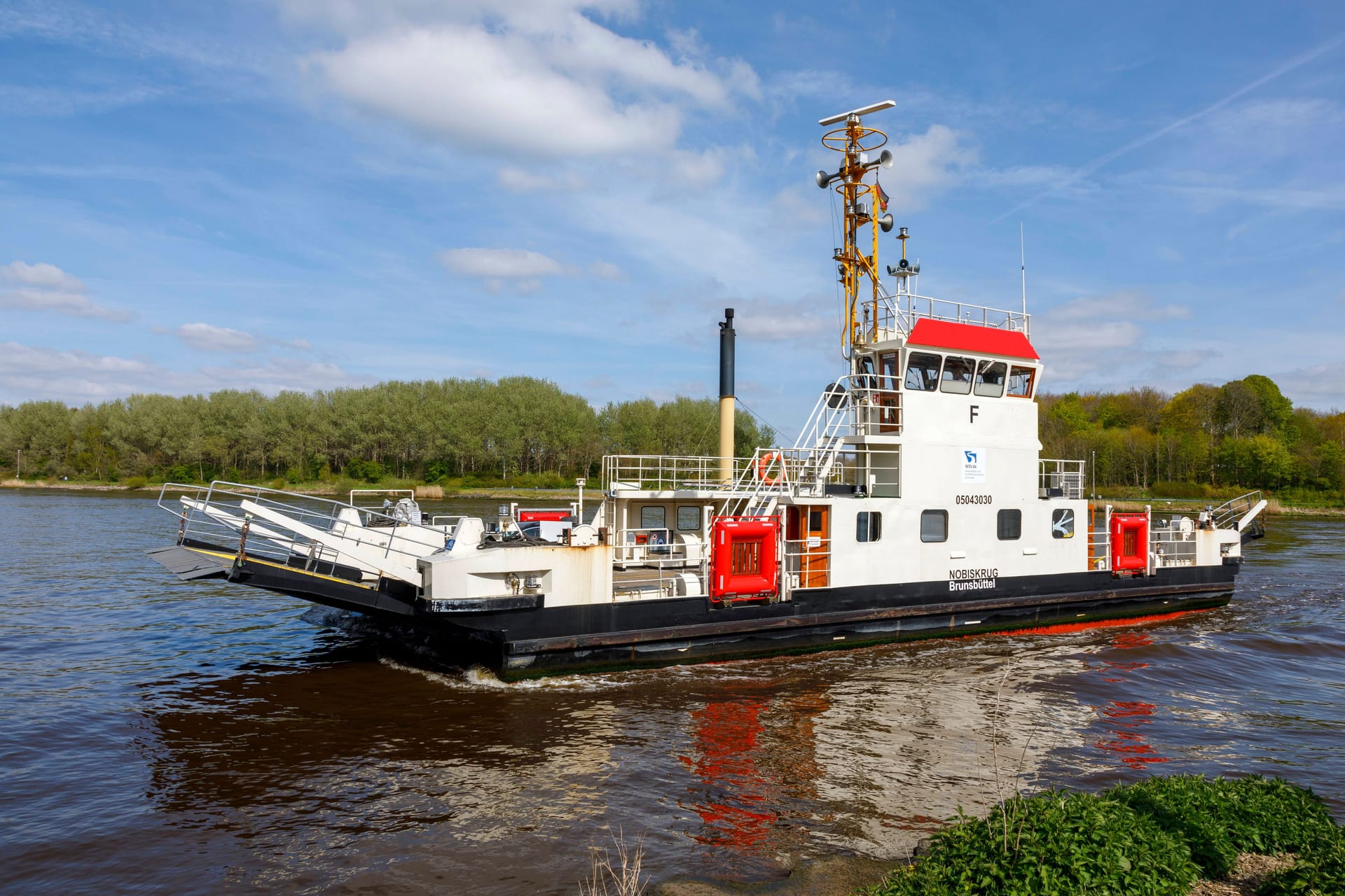 Fähre bei Hohenhörn: Ein solches Schiff hat Feuer gefangen.