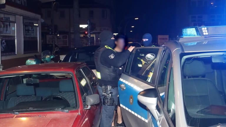 Der Tatverdächtige wird von der Polizei abgeführt: Er soll einen Jugendlichen verletzt haben.